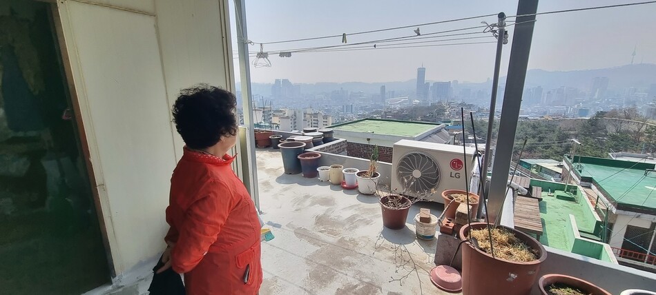 김명자(가명·73)씨가 미싱 공장이 차려진 자신의 집 옥상에서 창신동을 내려다보고 있다. 노지원 기자