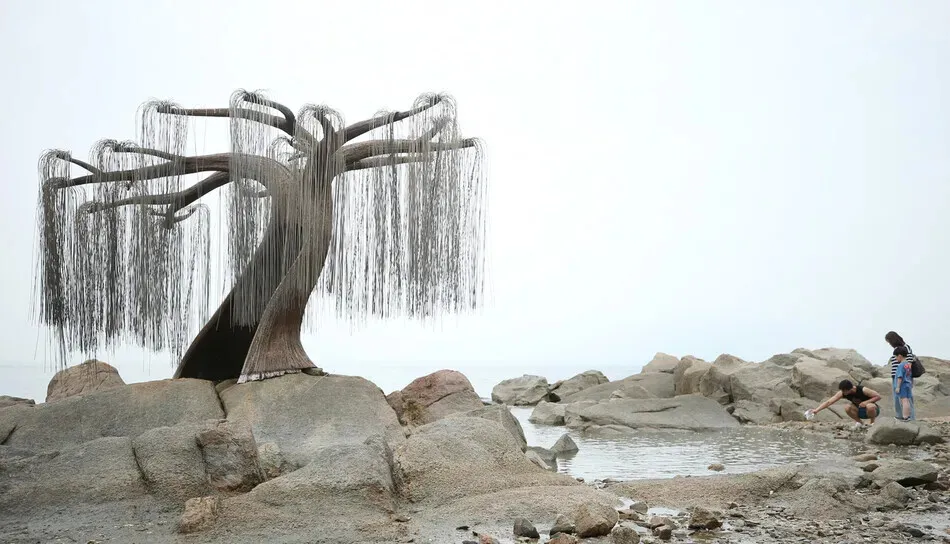 “Master Willow,” an art installation on Mo-do adds to the island shore’s allure. (Park Mee-hyang/Hankyoreh)