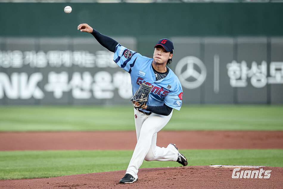 Lotte Giants pitcher Lee Min -seok. Lotte Giants provided