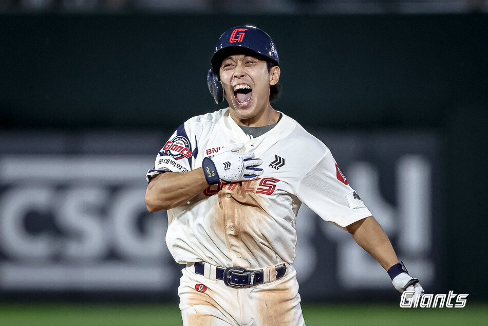 Lotte Giants Hwang Sung -bin roared after the 9th KBO League Samsung Lions with the 2025 KBO League Samsung Lions held at the Sajik Stadium in Busan on the 17th. Lotte Giants provided