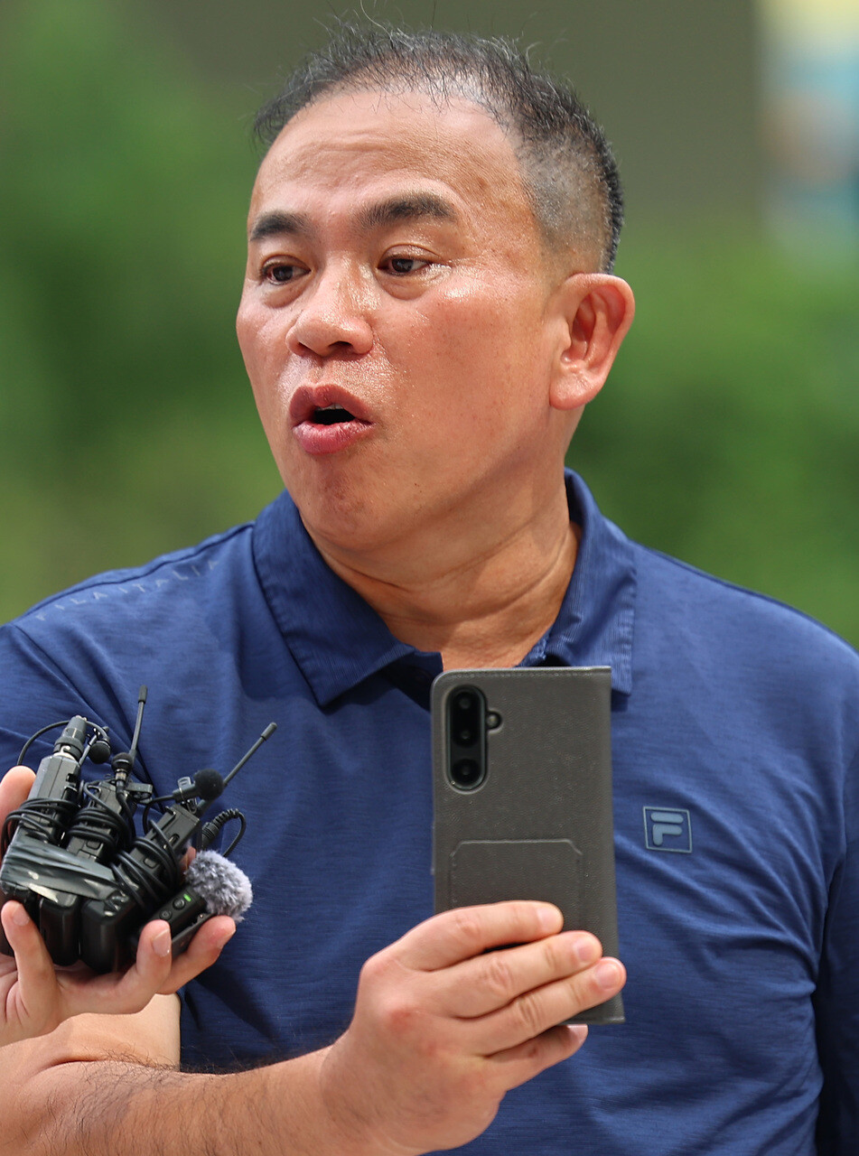 공천 개입 의혹을 받는 정치 브로커 명태균씨가 2025년 7월31일 피의자 신분으로 조사받기 위해 서울 종로구 ‘김건희 특검’ 사무실로 출석하고 있다. 연합뉴스