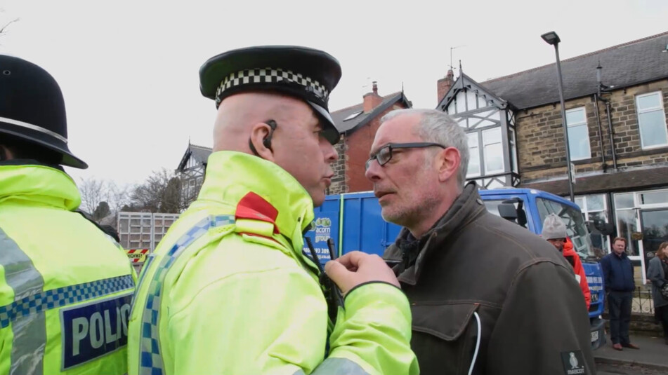 ‘더 펠링’의 한 장면. 나무를 지키기 위해 나선 시위대가 경찰에 항의하고 있다.