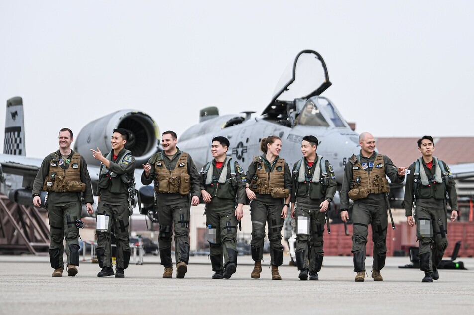 Pilots from South Korean and US air forces chat after wrapping up a drill on March 8 during the first round of Buddy Wing joint exercises by the two sides running March 6 to March 10. (courtesy of the ROK Air Force)