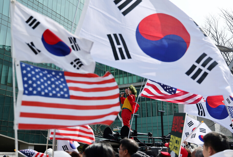 3일 서울 중앙대학교 정문에서 탄핵 반대 집회가 열리고 있다.연합뉴스