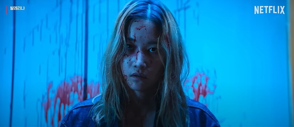 액션영화 ‘발레리나’에서 주인공 옥주는 ‘크라브마가’를 활용한 액션을 선보인다. 넷플릭스 갈무리