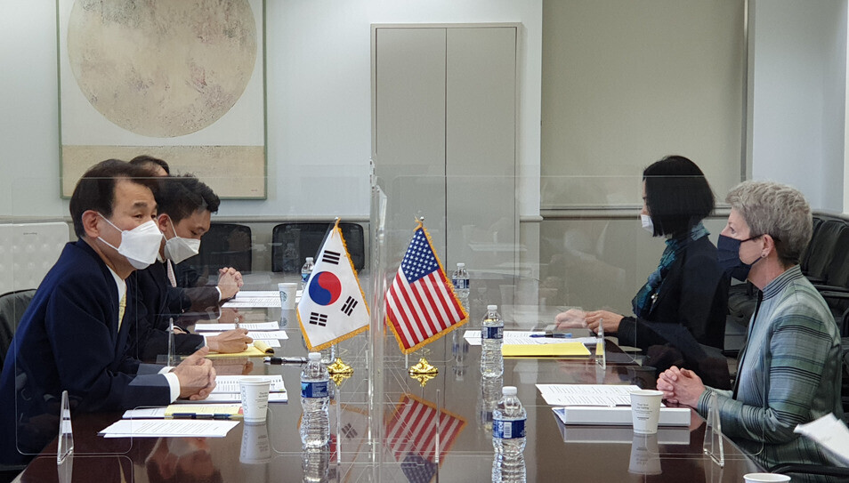 Chung Eun-bo (left), South Korea’s special envoy for defense cost-sharing negotiations with the US, and Donna Welton (right), the senior advisor for security negotiations and agreements in the Bureau of Political-Military Affairs at the US State Department, met Sunday in Washington to discuss the 11th Special Measures Agreement. (provided by the Ministry of Foreign Affairs)
