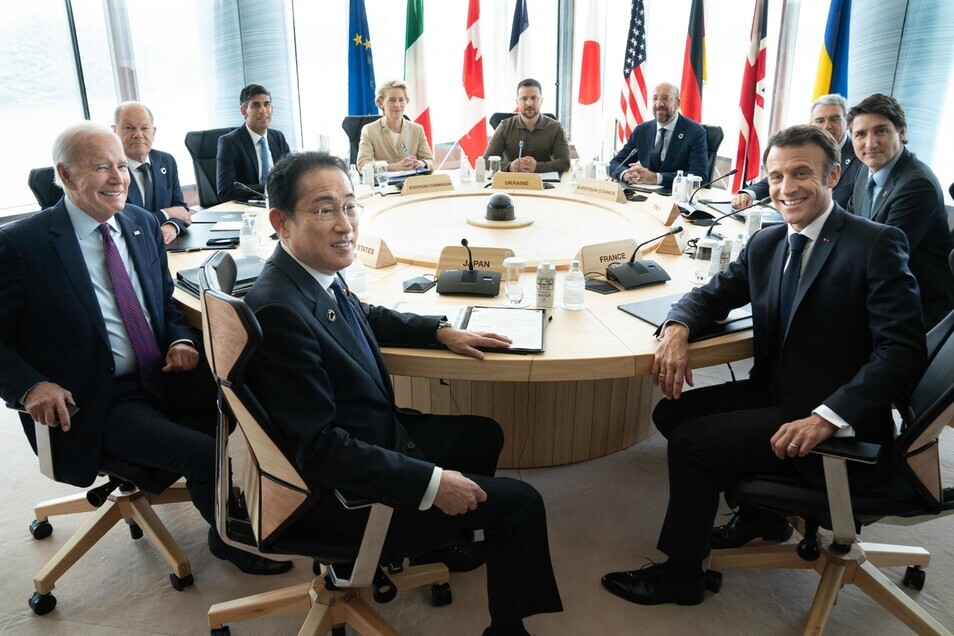President Volodymyr Zelenskyy of Ukraine (center back) meets with representatives of the Group of Seven nations and EU on May 21, the final day of the G7 summit in Hiroshima, Japan. From front left (clockwise), Prime Minister Fumio Kishida of Japan, President Joe Biden of the US, Chancellor Olaf Scholz of Germany, Prime Minister Rishi Sunak of the UK, President Ursula von der Leyen of the European Commission, and President Charles Michel of the European Council, Italian Ambassador Gianluigi Benedetti to Japan, Prime Minister Justin Trudeau of Canada, and President Emmanuel Macron of France took part in the meeting. (AP/Yonhap)