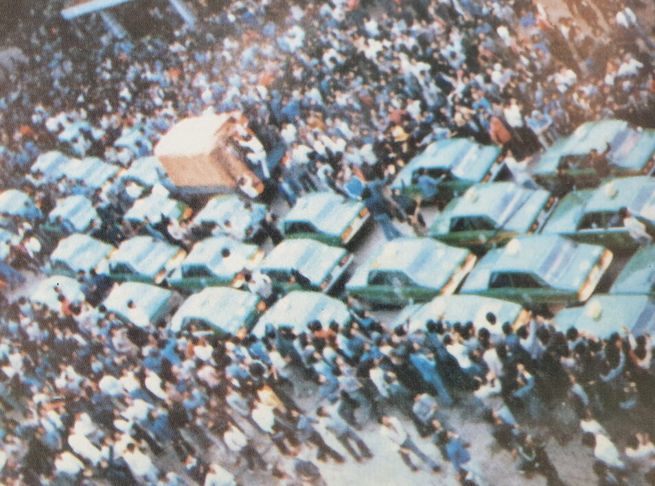 Gwangju demonstrators and taxi drivers march toward the provincial office. (provided by the May 18 Memorial Foundation)