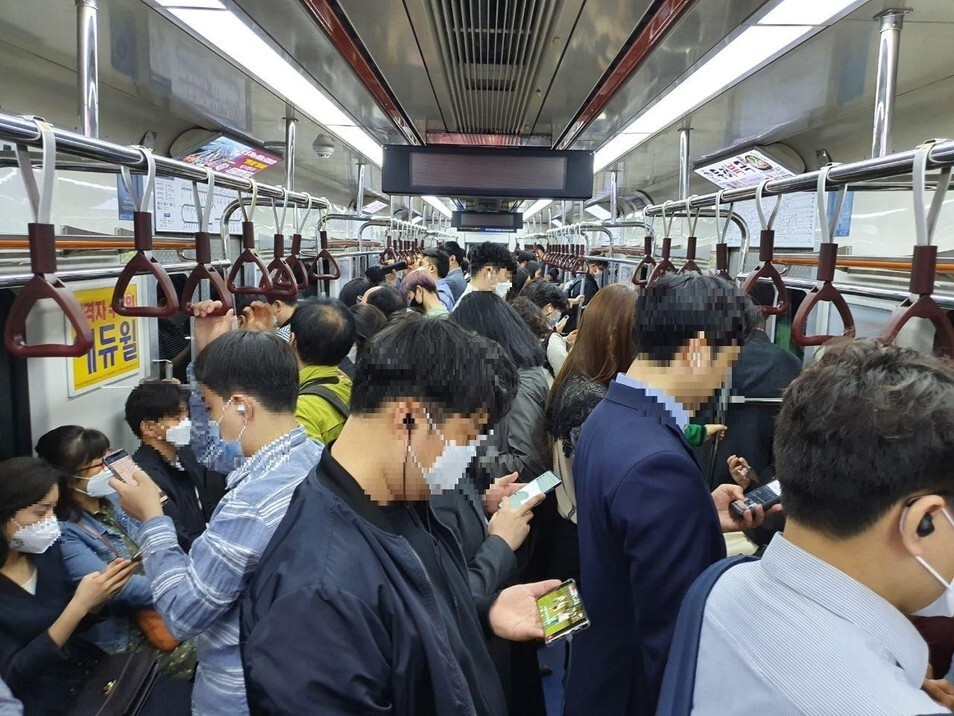 Commuters on the Seoul subway’s Line 1 at around 8:30 am on May 13. (Ock Kee-won)