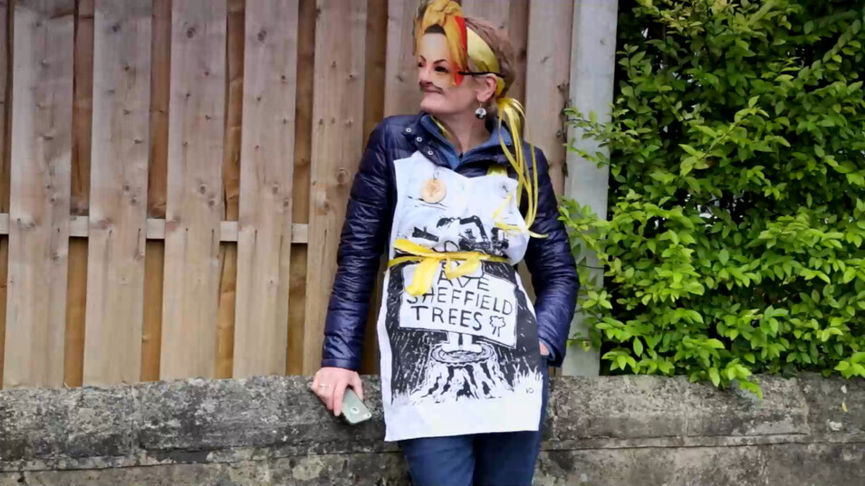 ‘더 펠링’의 한 장면. 한 시민이 펜스 설치를 막기 위해 벌목 예정지에 미리 나와 있다.