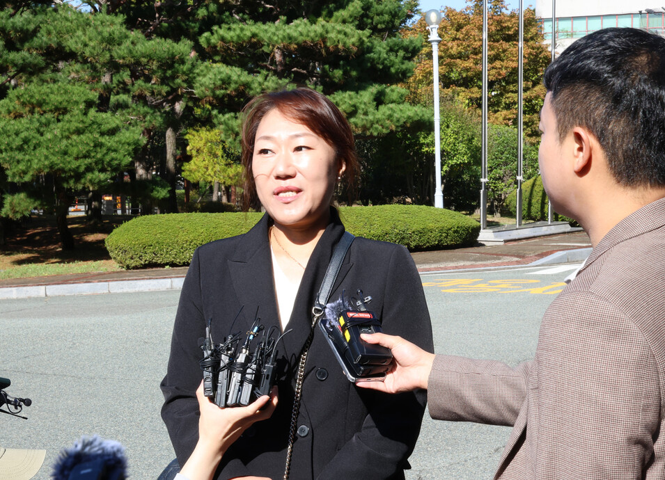 명태균 게이트를 폭로한 강혜경씨가 10월23일 오전 경남 창원시 성산구 창원지검에 출석해 조사를 앞두고 입장을 밝히고 있다. 연합뉴스