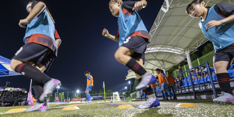 2025년 8월1일 경남 창녕에서 열린 전국여자축구선수권대회에 참가한 초등학교 여자축구부 선수들이 다음날 경기를 앞두고 훈련하고 있다. 창녕(경남)=김진수 선임기자