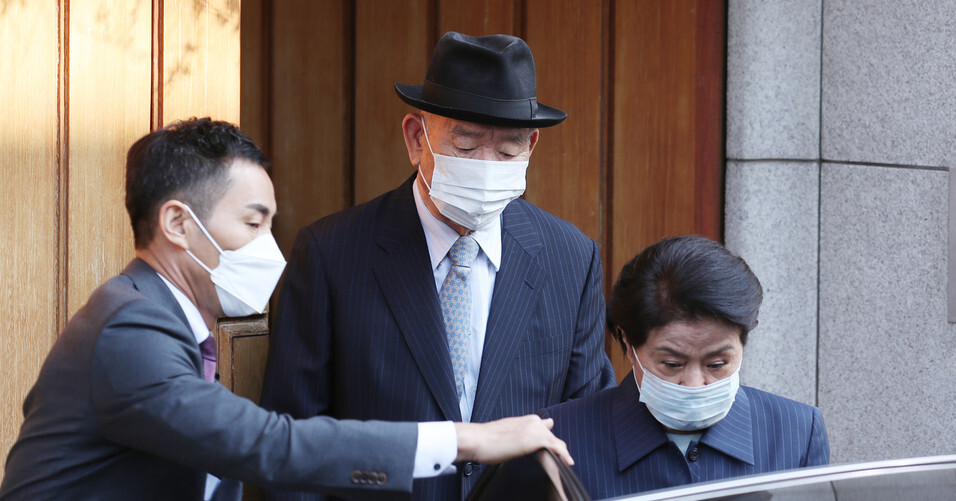 Former President Chun Doo-hwan and his wife Lee Soon-ja get in their car to head to the Gwangju District Court on Apr. 27. (Yonhap News)