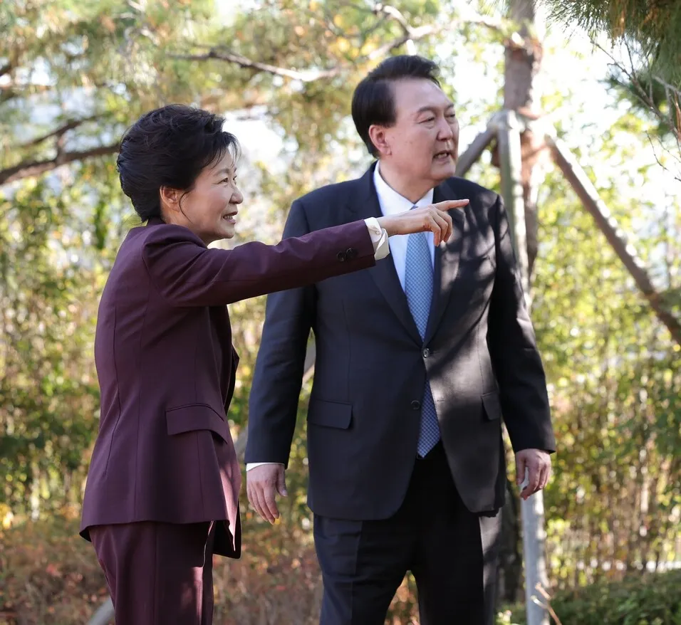 구치소 ‘방콕’ 윤석열, 박근혜한테 배운 수법 써먹나