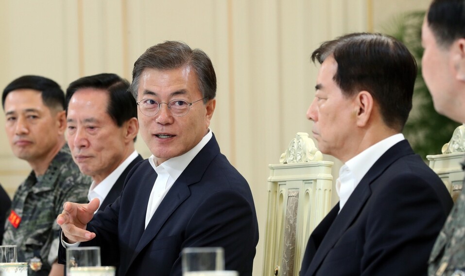 President Moon Jae-in makes introductory remarks at a luncheon with Song Young-moo and Han Min-koo