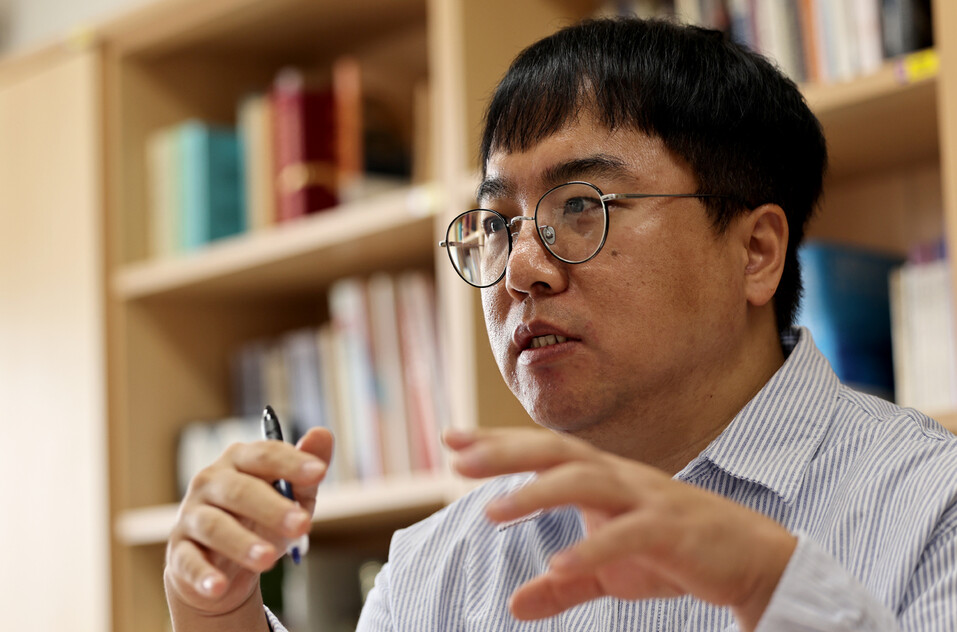 김종호 서강대 동아연구소 교수가 2025년 10월21일 서울 마포구 서강대 연구실에서 중국계 ‘푸젠갱’ 네트워크 범죄조직 등에 관해 이야기하고 있다. 이종근 선임기자 root2@hani.co.kr