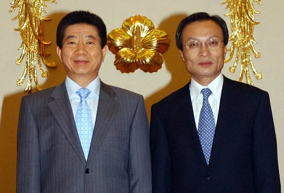 On June 30, 2004, Lee Hae-chan (right) stands with then-President Roh Moo-hyun after being appointed as prime minister during a ceremony at the Blue House. (pool photo)