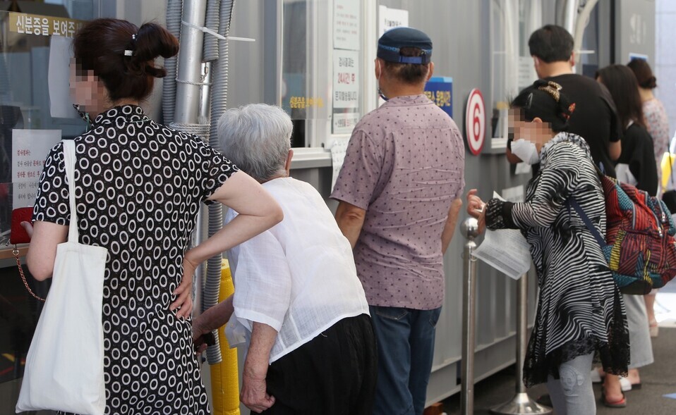 People get tested for COVID-19 at a temporary screening center in Gangneung, Gangwon Province, on Thursday. (Yonhap News)