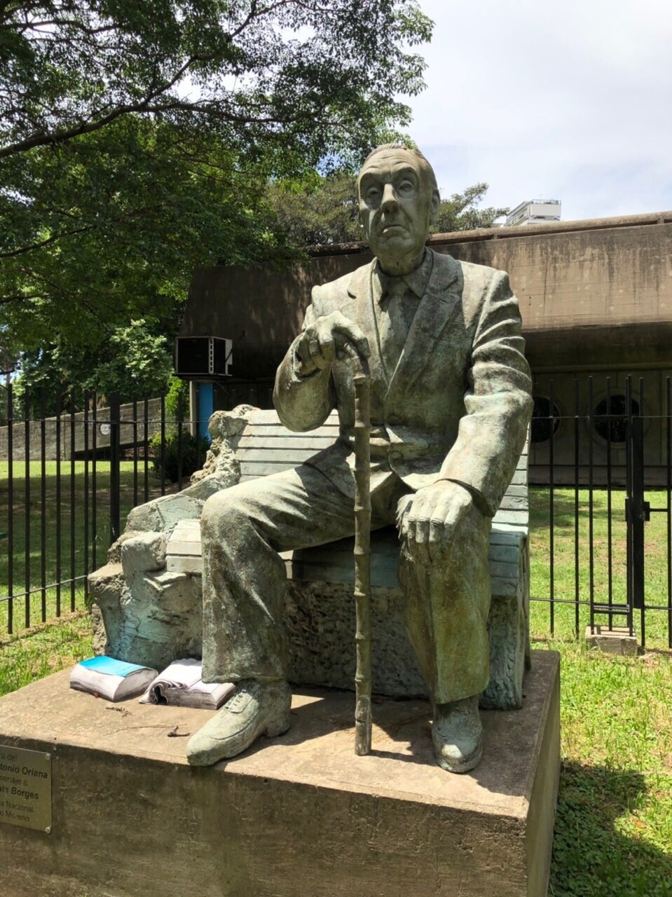 작가 보르헤스의 동상, 아르헨티나 국립도서관 곁에 있다. 사진 신동호 제공