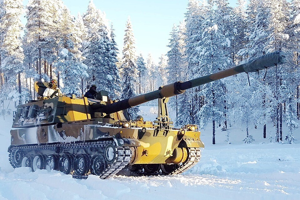 Norway decided to phase in K9 howitzers in 2017. This photo shows the K9 in a test assessment on the ground in Norway. (from the website of Hanwha Defense)