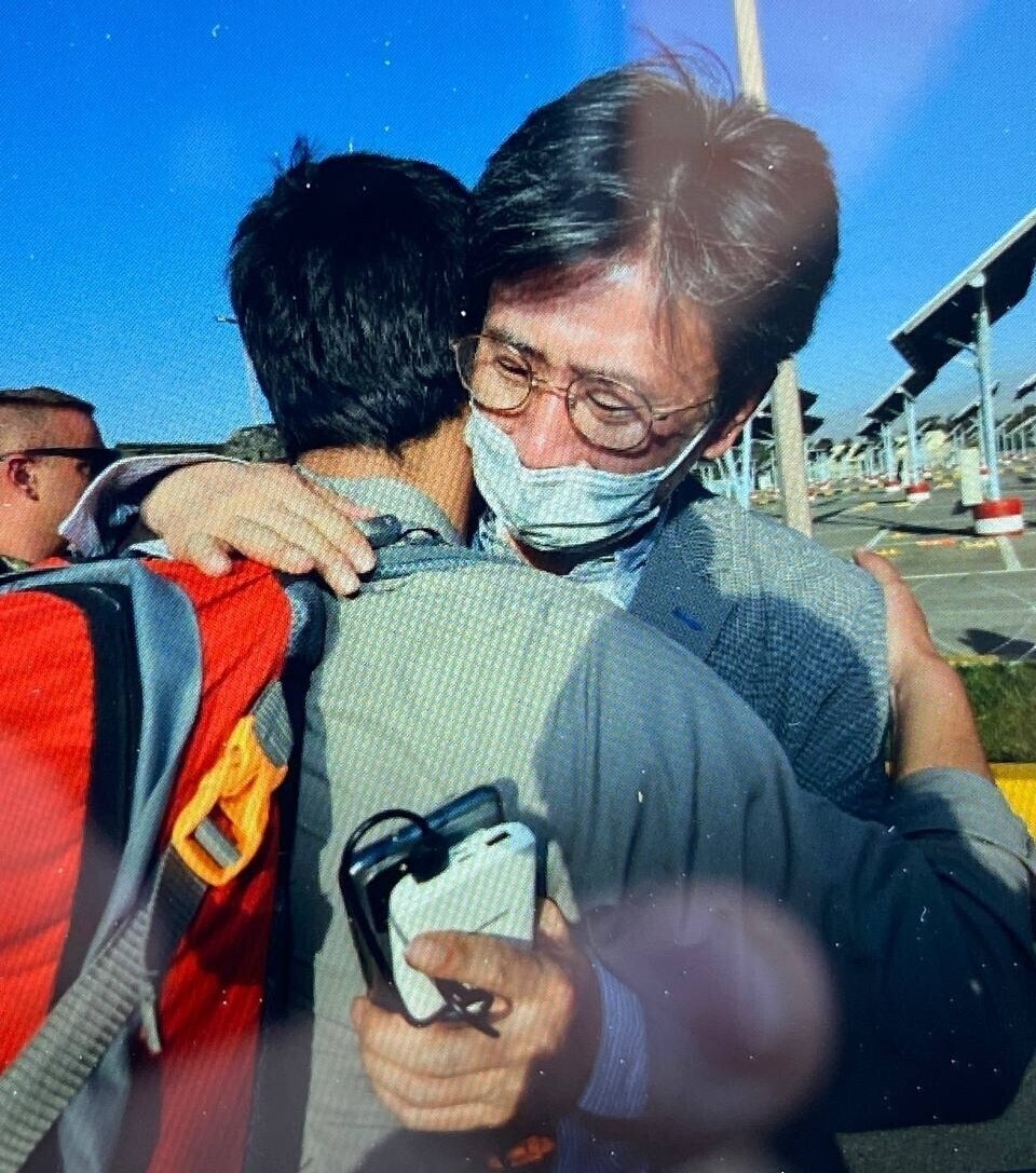 Minister Counsellor Kim Il-eung of the South Korean Embassy in Kabul, Afghanistan, hugs an Afghan leaving the Kabul airport. (provided by the Ministry of Foreign Affairs)