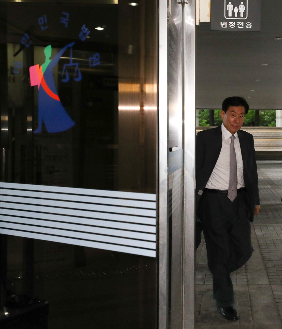 Former NIS Director Won Sei-hoon heads to the courtroom to attend a retrial regarding his role in the 2012 NIS election interference scandal on Aug. 10.  After appealing his conviction to the Supreme Court
