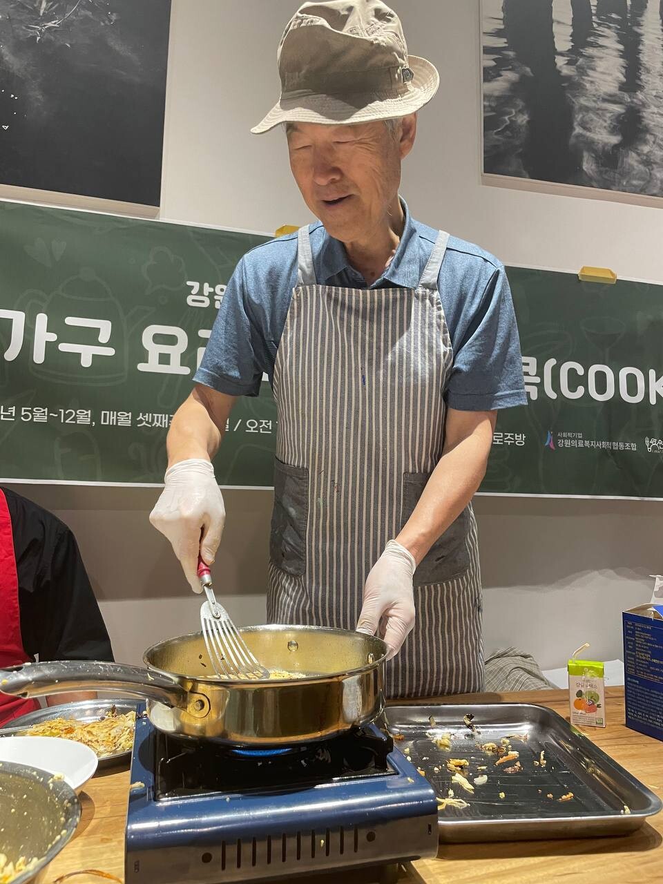 생존요리를 배우는 곽병은씨는 “칼질하는 것도 처음”이지만, “몇 달 배우면 (요리를) 충분히 할 수 있을 것 같”다고 말했다.