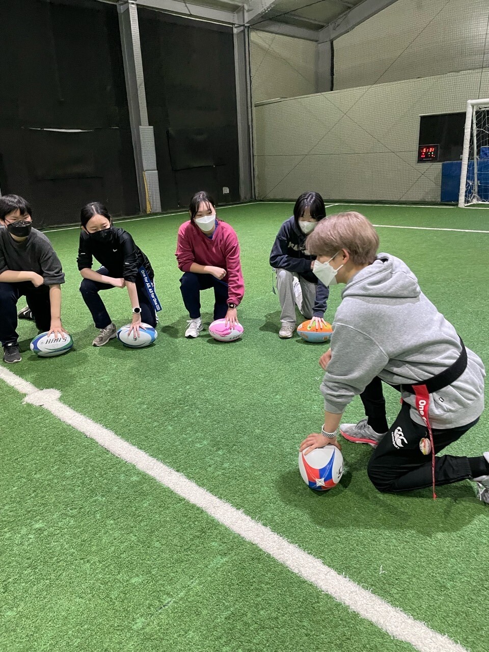 여자 럭비 국가대표 선수로 활약했던 서보희 코치가 ‘위밋업스포츠’ 럭비 클래스에서 수강생들을 가르치고 있다. 위밋업스포츠 제공