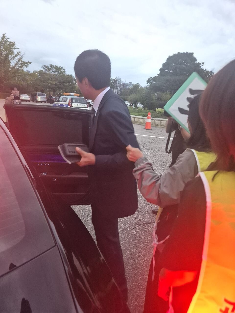 2025년 10월15일 국회 기후정의환경노동위원회 국정감사에 출석해 3년 만에 모습을 드러낸 대표이사를 해고 노동자들이 ‘대화 좀 하자’며 붙잡으려 하고 있다. 신다은 기자