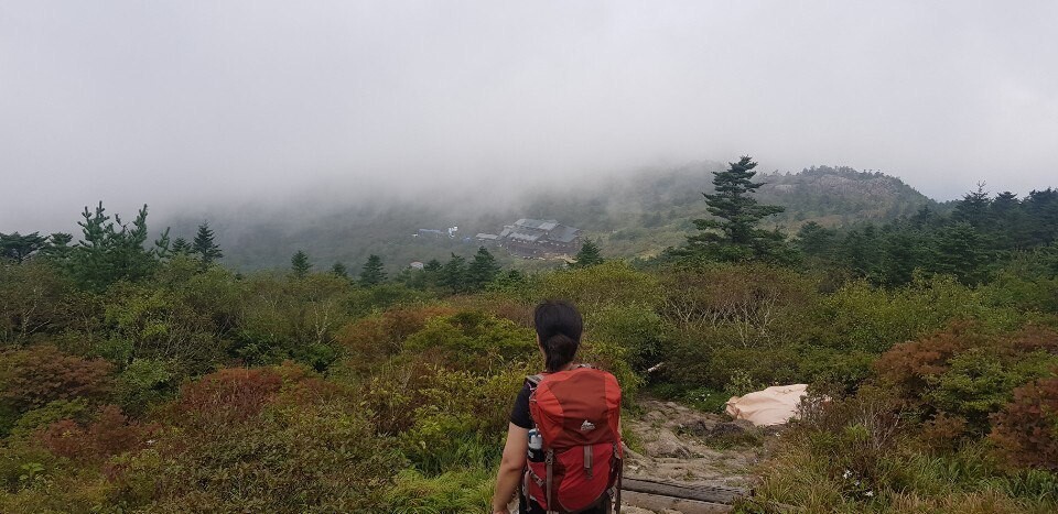 2019년 지리산 종주. 세석평원의 산장을 앞에 두고 있다. 자료사진