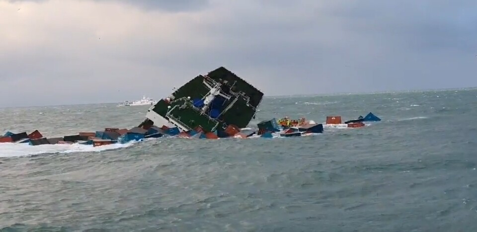 2021년 1월29일 전남 완도군 인근 해상에서 ‘삼성1호’가 침몰하며 화물들이 흩어져 떠내려가고 있다. 완도해양경찰서 제공.