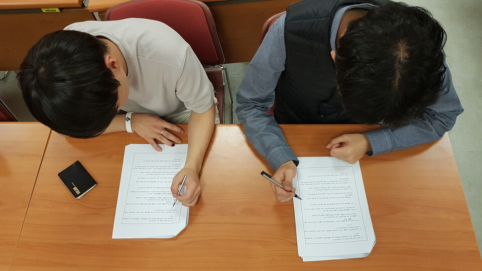 Students at Namseoul University in Cheonan, Gyeonggi Province, take a survey drafted by the Hankyoreh on their student experience. (Kim Hye-yun, staff photographer)