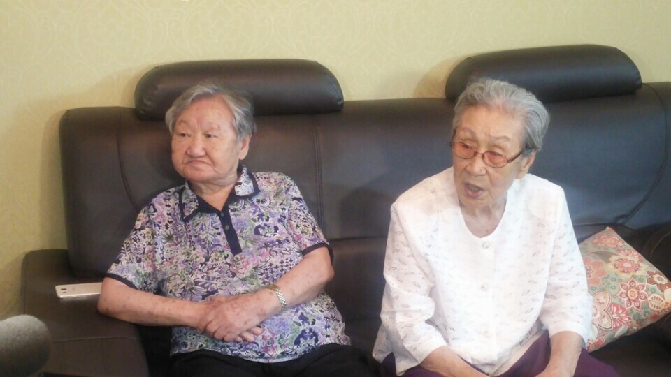 Former comfort women Kim Bok-dong (right) and Gil Won-ok criticize the South Korean government at a lounge in the office of the Korean Council for the Women Drafted for Military Sexual Slavery by Japan (Jeongdaehyeop) in Seoul’s Mapo district