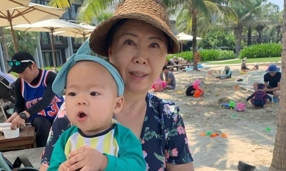 생전 손자와 함께 있는 고 한옥예(65)씨. 뇌사 장기기증으로 3명에게 새 생명을 선물했다. 한국장기조직기증원 제공