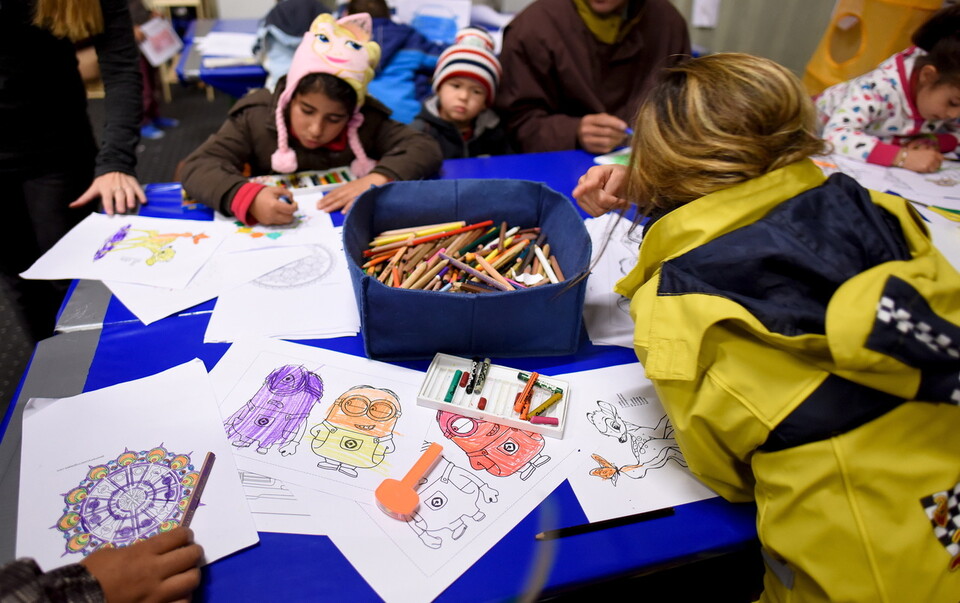 2015년 10월, 독일 첼레의 난민캠프 놀이방에서 이주 어린이들이 그림을 그리고 있다. REUTERS