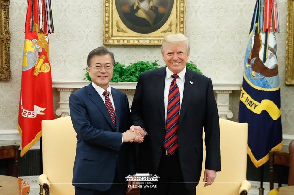 South Korean President Moon Jae-in shakes hands with US President Trump at the White House on May 22. (Blue House photo pool)