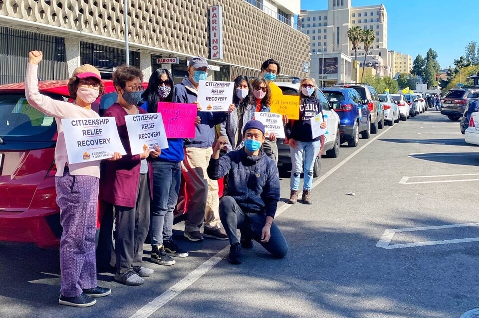 2021년 3월24일 재미 한국인 이민자 권익 활동가와 봉사자들이 미국 캘리포니아주 로스앤젤레스에서 차량 시위를 하고 있다.