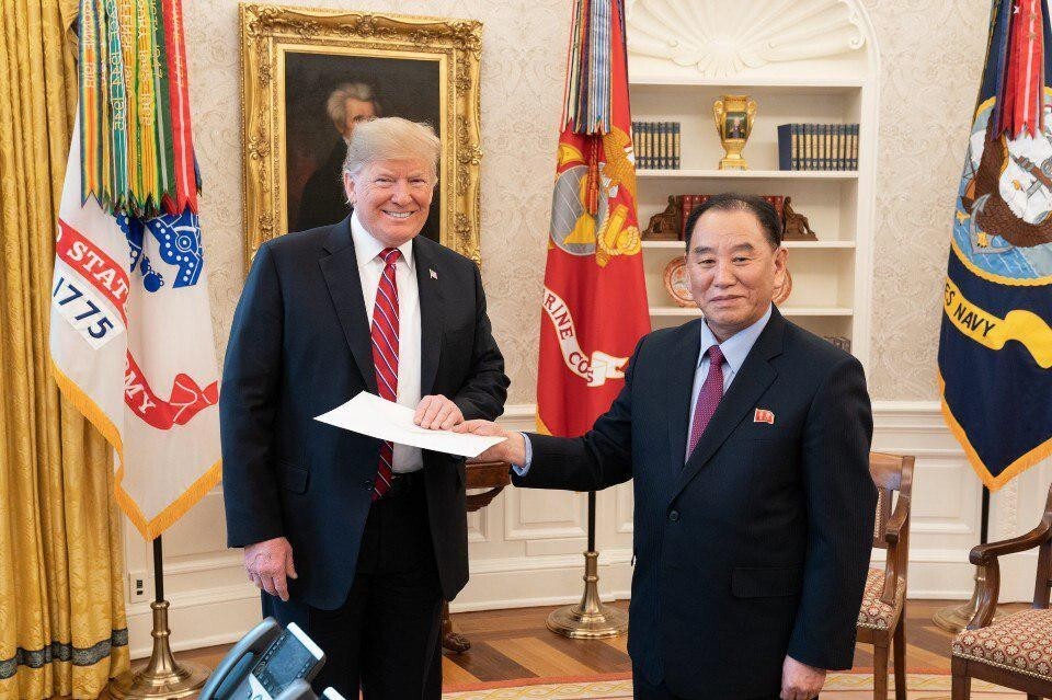 Workers’ Party of Korea Central Committee Vice Chairman Kim Yong-chol delivers a personal letter from North Korean leader Kim Jong-un to US President Donald Trump at the White House on Jan. 20. (Hankyoreh archives)