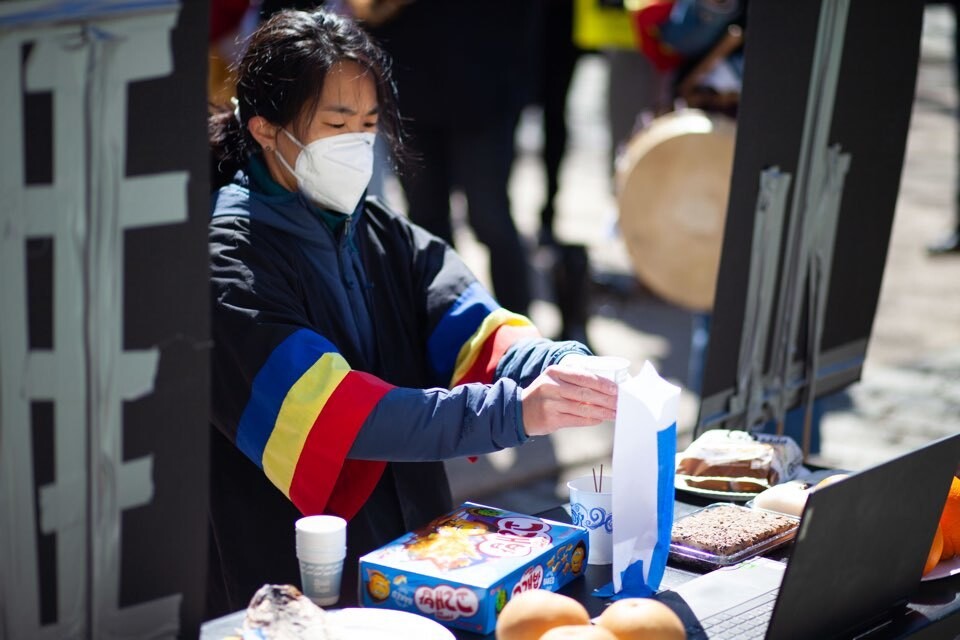 2021년 3월29일 재미 한인 활동가들이 워싱턴DC에 있는 척 슈머 민주당 상원 원내대표 집 앞에서 이민개혁법안 통과를 위한 고사를 지내고 있다.