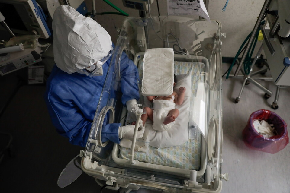 2021년 멕시코의 한 병원 인큐베이터에 누워 있는 신생아. REUTERS