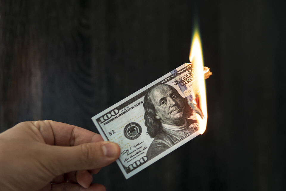 불타는 달러. 미국의 부채는 늘어가고 있다. 게티 이미지