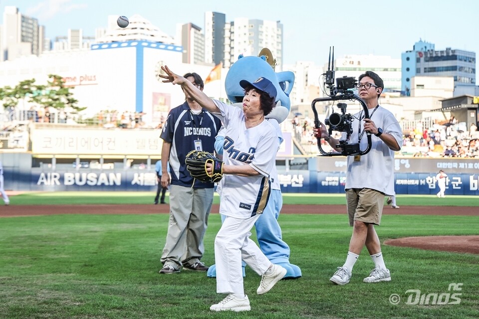 Kim Eon -ju, a child of Kim Joo -seok, an independence activist, is playing a game before the match between NC Dinos and Hanwha Eagles at Changwon NC Park on the 15th. Provided by NC Dinos