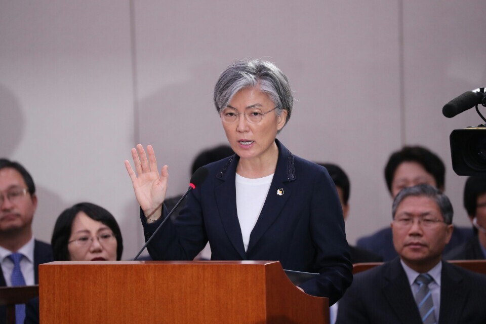 Minister of Foreign Affairs nominee Kang Kyung-wha is sworn in at a National Assembly confirmation hearing on June 7. (by Kang Chang-kwang