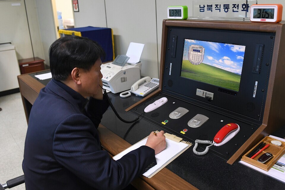 A South Korean liaison officer with the Unification Ministry at the Joint Security Area in Panmunjeom speaks with his North Korean counterpart over the inter-Korean communications channel at 3:34 pm on Jan. 3. The Unification Ministry announced that the North Korean side had called at 3:30 and confirmed that the telephone and fax functions were working normally. (provided by Unification Ministry)