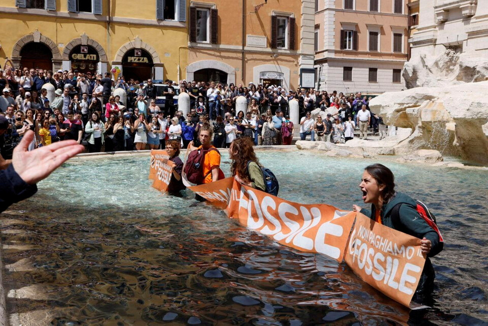 환경단체 ‘울티마 제네라치오네'(마지막 세대) 기후활동가들이 2023년 5월21일 이탈리아 로마의 유명 관광지 트레비분수에 식물성 먹물을 뿌린 뒤 화석연료에 공적 보조금 지급을 중단하라는 시위를 벌이고 있다. 연합뉴스