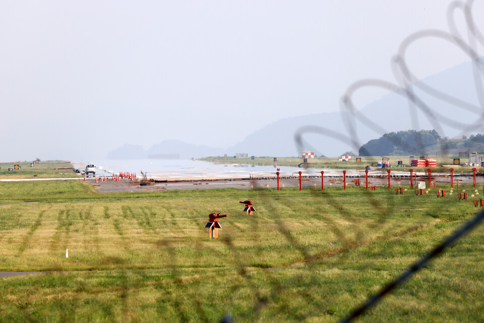 전북 군산시 옥서면 군산공항은 한국에서 유일하게 주한미군이 운영하는 비행장을 사용하는 곳이다. 철조망 바로 오른쪽에 수라갯벌이 있다. 류우종 기자