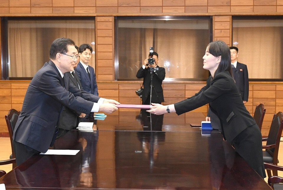 Kim Yo-jong (right)