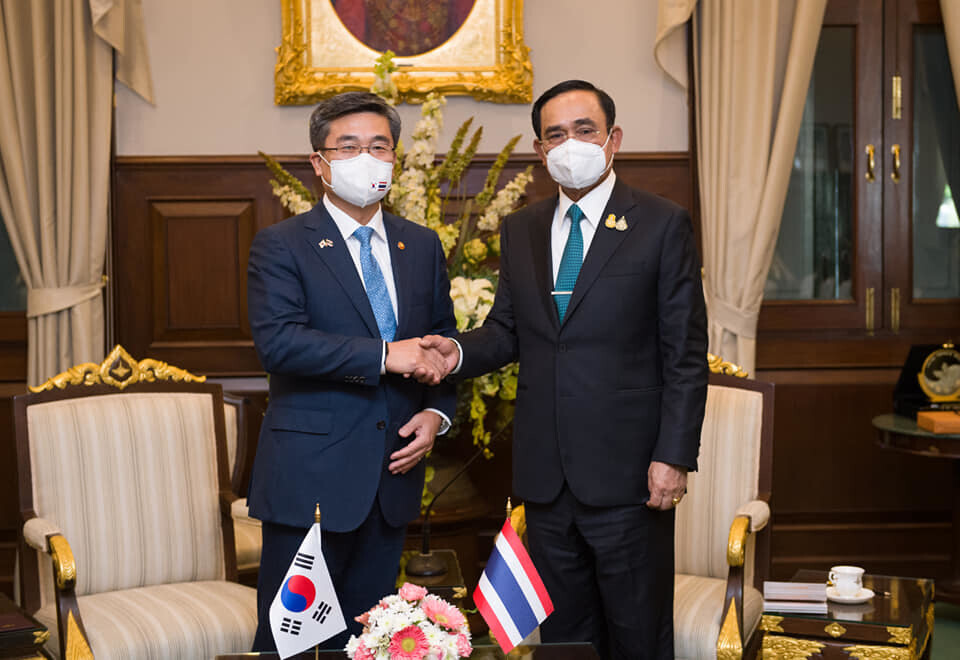 South Korean Defense Minister Suh Wook poses for a photo with Thailand’s Prime Minister Prayut Chan-o-cha after talks on Dec. 20, 2021. (from the Ministry of National Defense’s Facebook page)