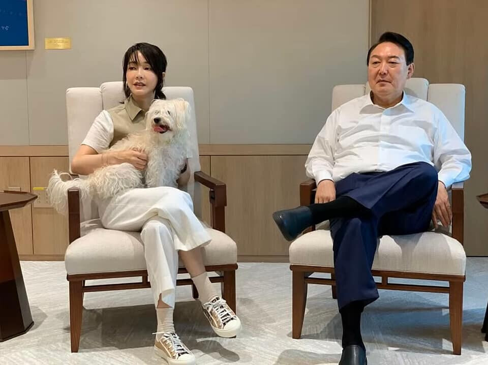 Photos, including this one, of President Yoon Suk-yeol and his wife Kim Keon-hee at the presidential office were posted to social media on May 29. (capture from the Facebook group “Keon-hee Love”)