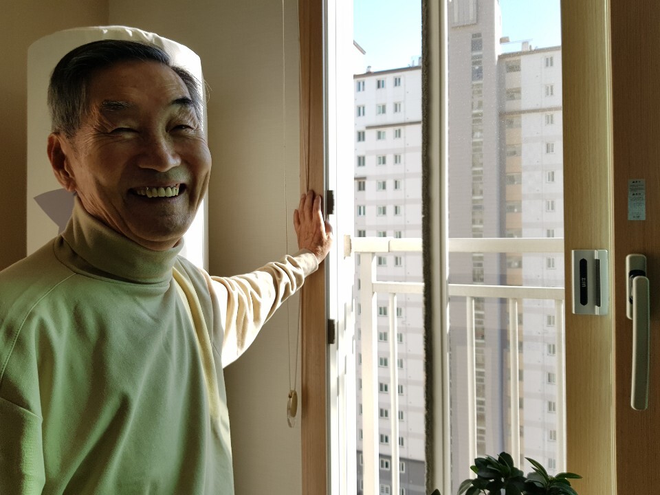 11월20일 박화규(81)씨가 자택에서 아파트가 들어차 있는 창밖 풍경을 바라보고 있다. 방준호 기자